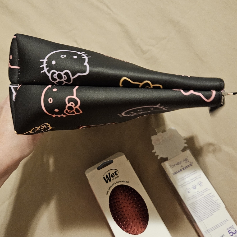 Hello Kitty Essentials Bundle - Picture 13 of 16